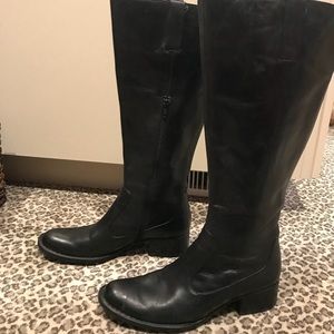 Black leather born crown Boots in sz 8.5!